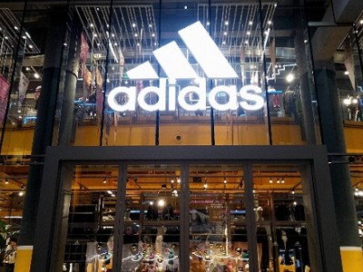 How does Adidas use RFID to play new style in the fitting room?