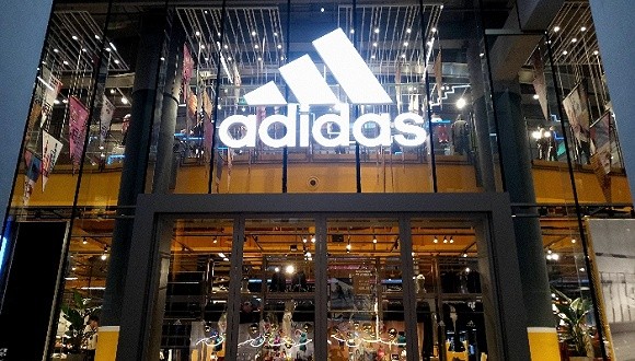 How does Adidas use RFID to play new style in the fitting room?