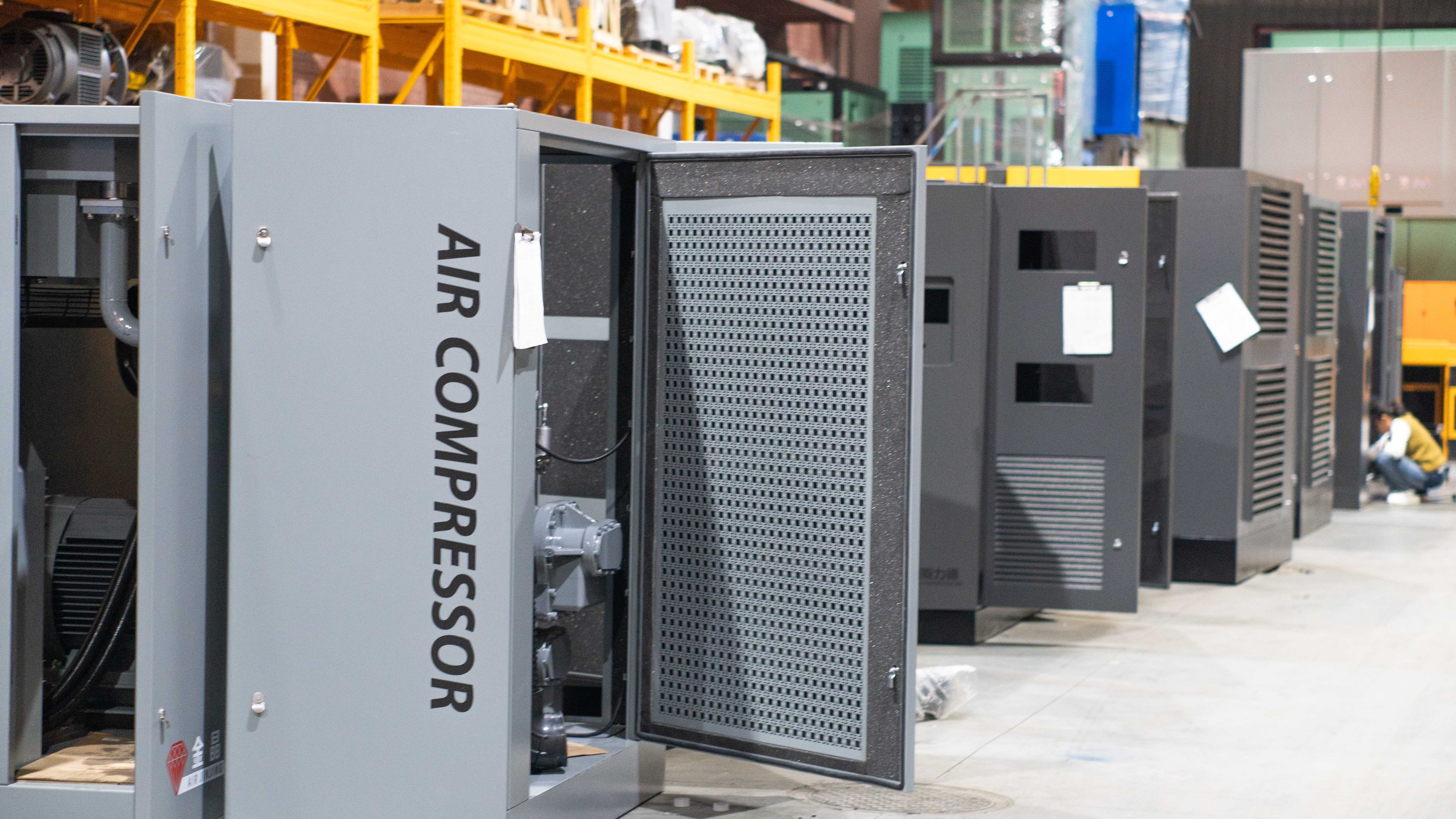 How is loading and unloading done in screw compressors?