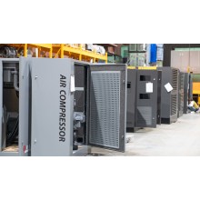 How is loading and unloading done in screw compressors?