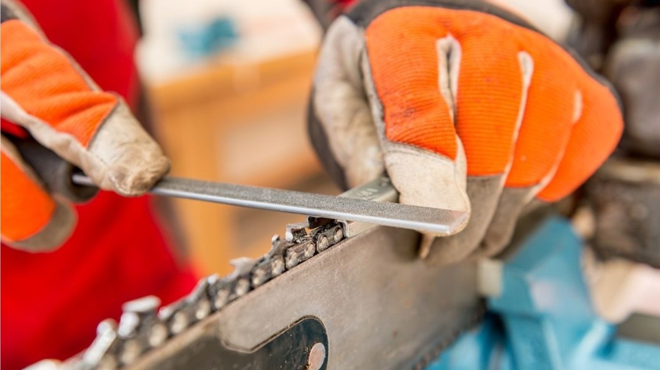 Chainsaw Chain Sharpening