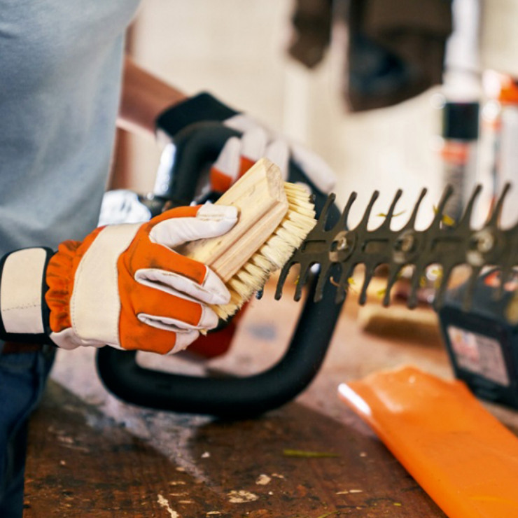 How to Clean a Hedge Trimmer Blade?