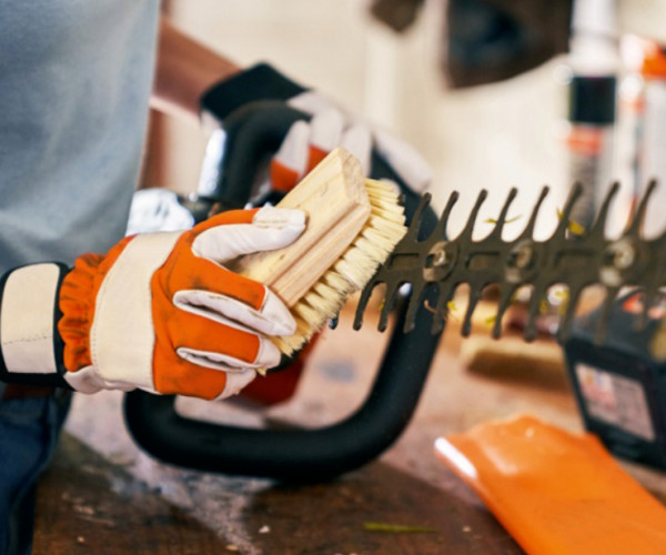 How to Clean a Hedge Trimmer Blade?