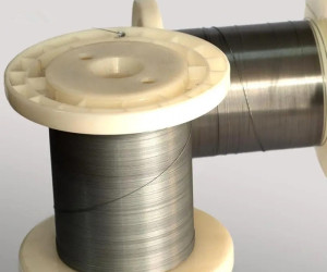 What are the physical properties and uses of Nitinol superelastic memory alloys?