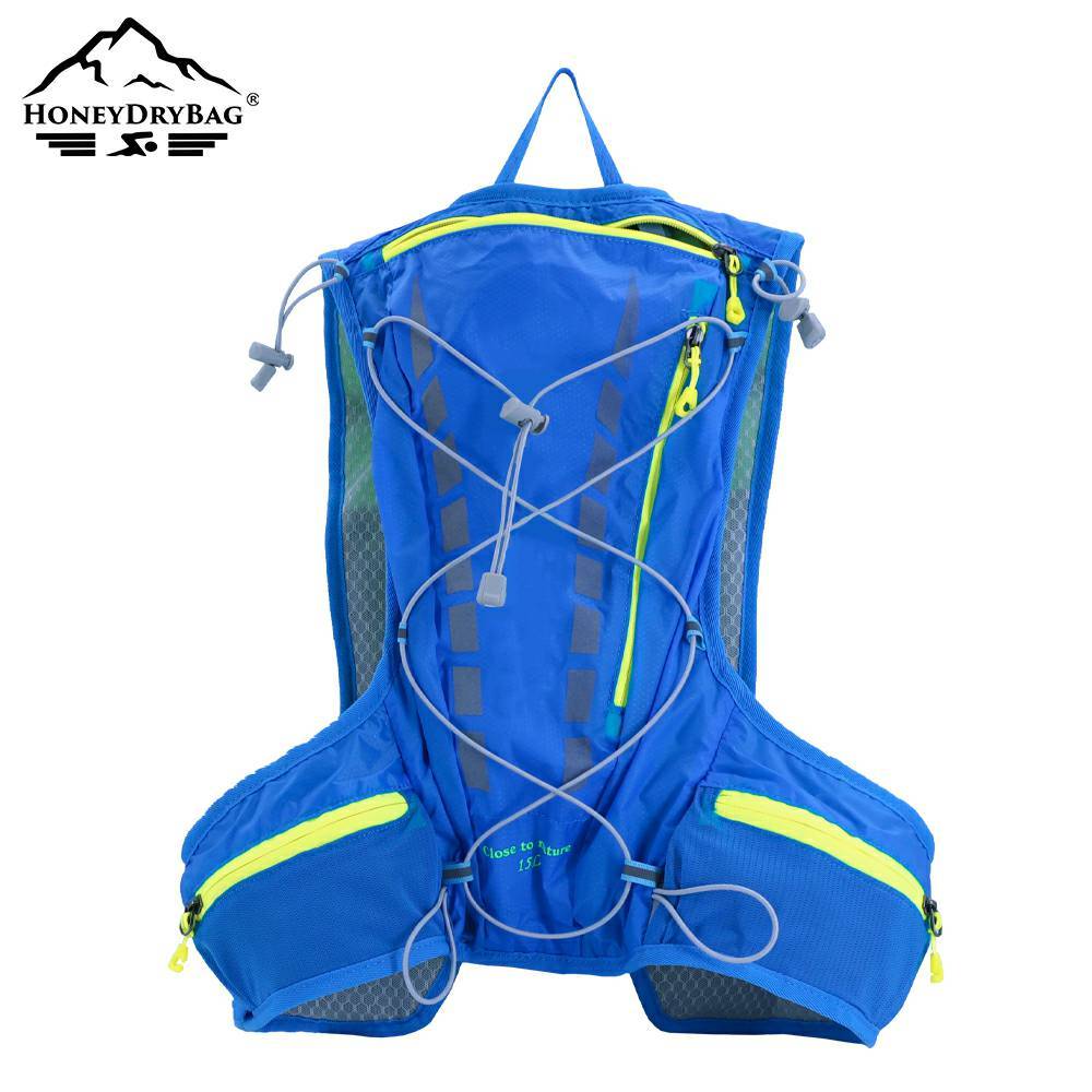 The front bungee cord tightens the backpack, making it convenient during use.