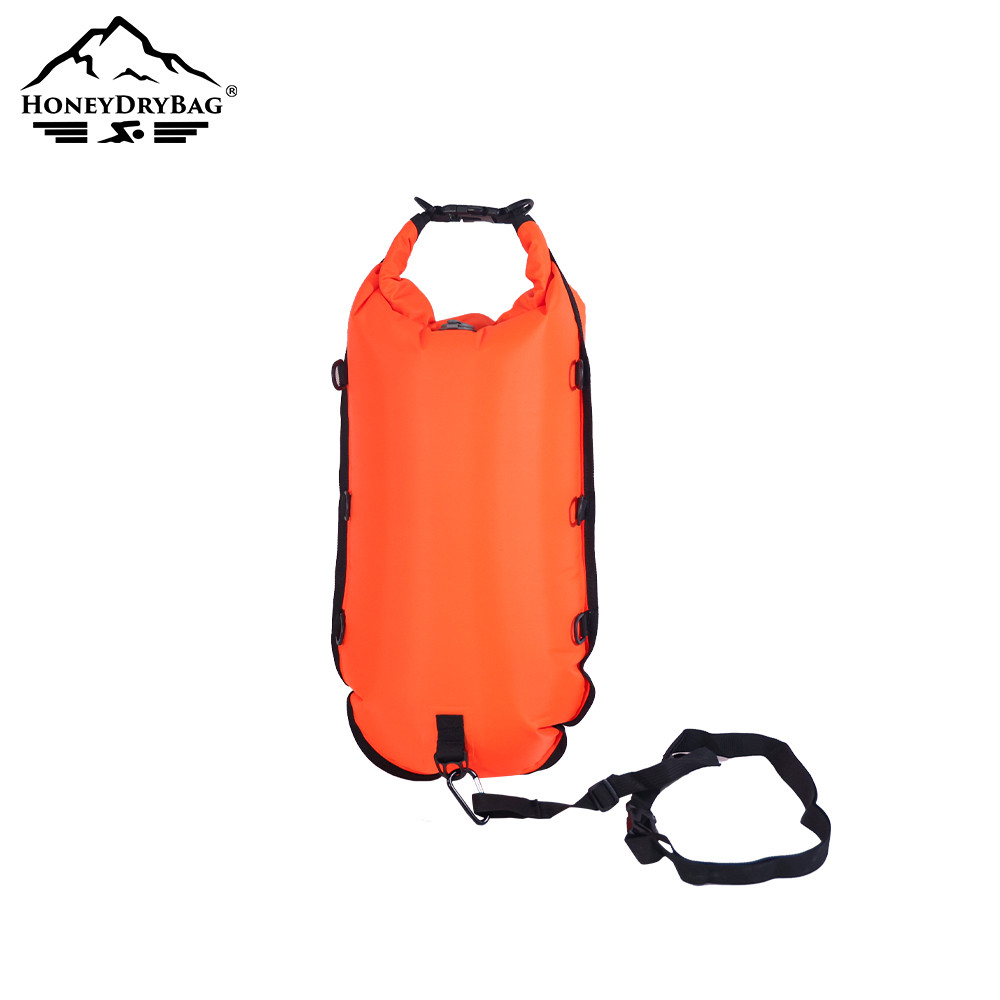 Featuring a large storage compartment, the swim buoy can store up to 9 kg of personal belongings during swimming.