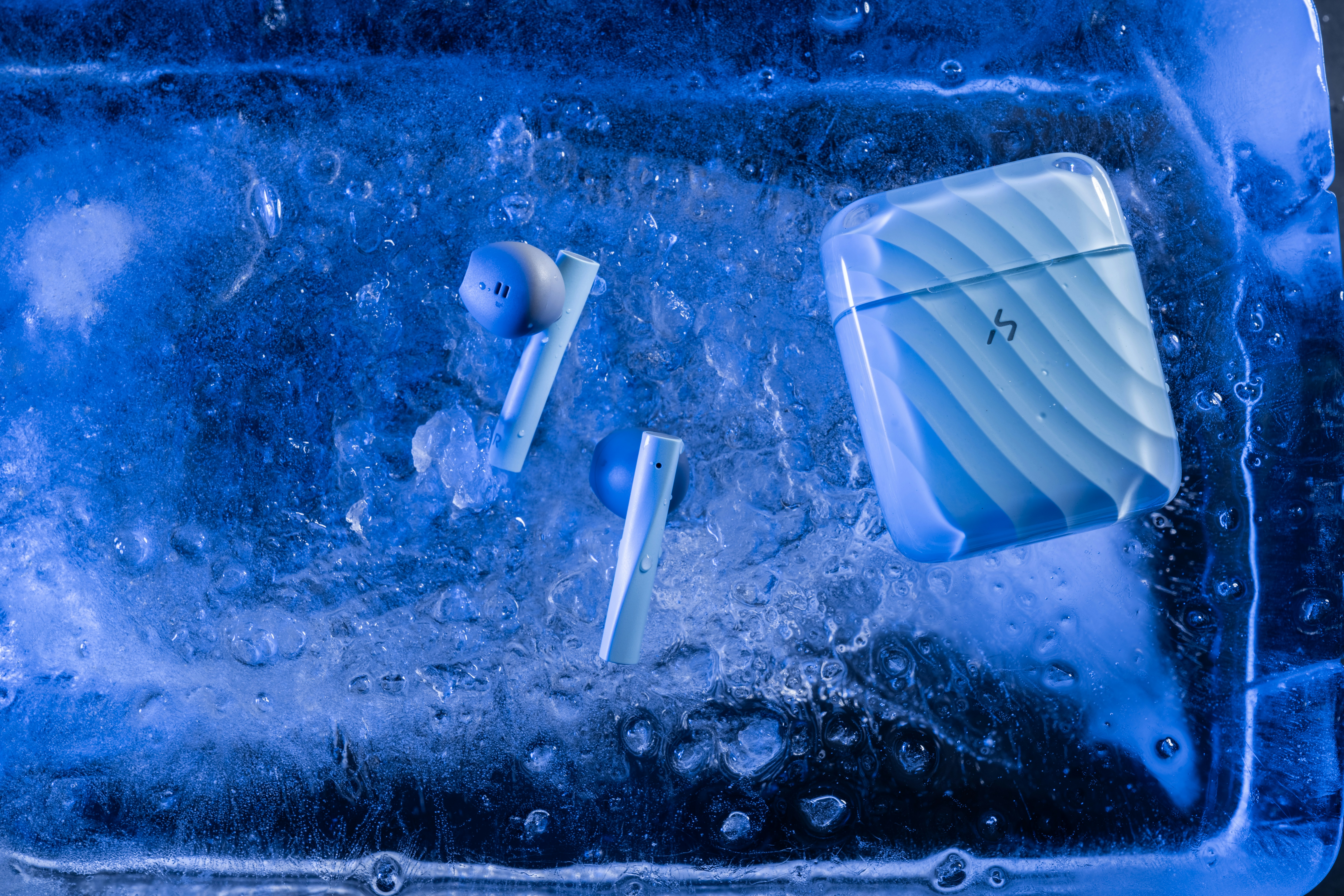 Frozen TPU soft flask for running on hot days. A frozen soft flask being taken out of a freezer