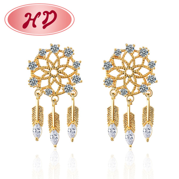 Boucles d'oreilles à tige Dreamercatcher en or 18 carats, bijoux tendance 2022 | Plumes rétro pendantes et pompons turquoise | Bijoux en oxyde de zirconium AAA