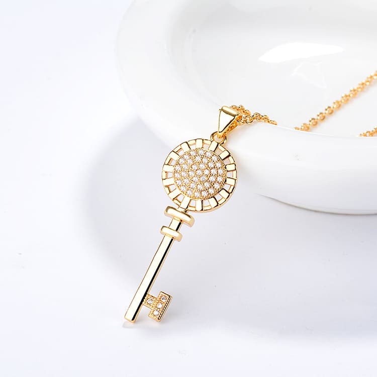 18 karat pendant necklace key design