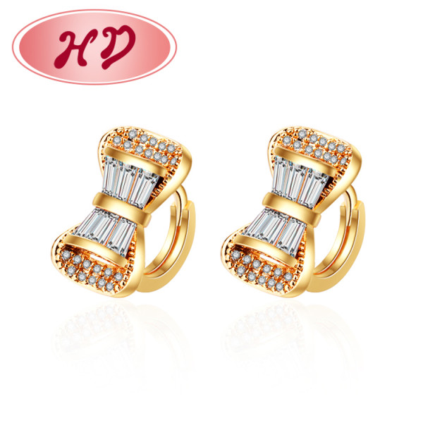 Maßgefertigter Großhandel 18 Karat Gold Huggie | Kleine goldene Creolen mit Fliege und Knoten für Frauen | Trendy CZ Mädchen Huggie Ohrringe Großhandel