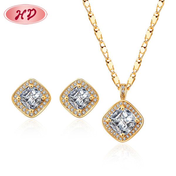 Bijoux tendance en gros | Ensemble collier et boucles d'oreilles à pierre carrée simple et classique pour femme, pour bal, soirée, mariage | Or 18 carats sur laiton, zircone cubique AAA