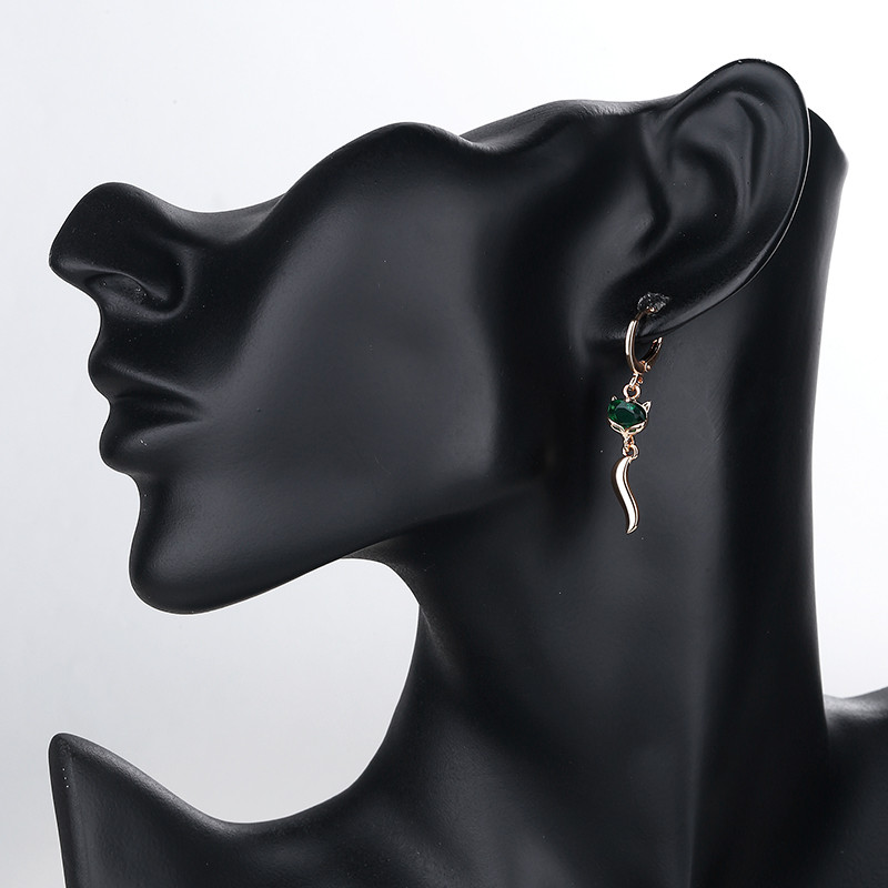 arete con colgante de zorro verde