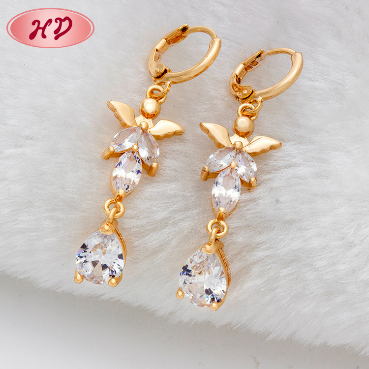 aretes colgantes con flor de cz blanca