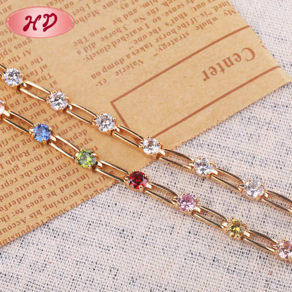 China Trendy Brace Lace Lieferant | Schlichtes Design Best Friend Armbänder | 18 Karat vergoldeter Schmuck mit bunten AAA-Zirkonen