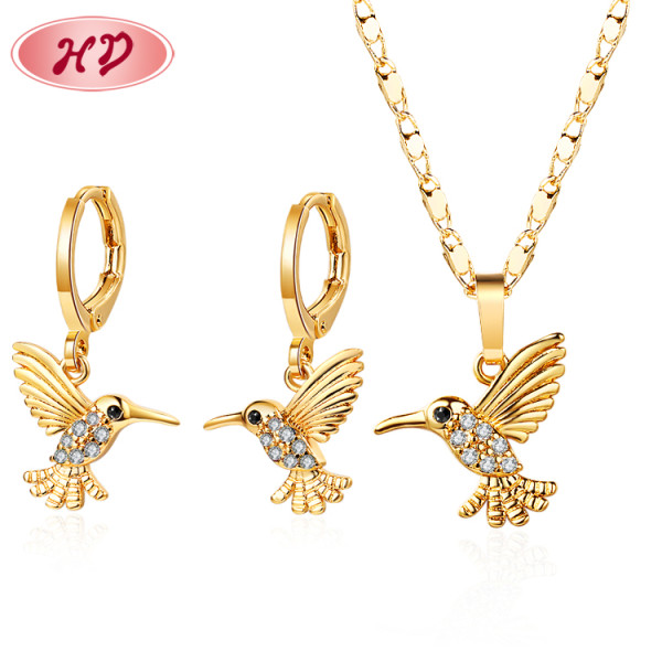 Distribuidores Mayoristas de Suministros de Joyería| Conjuntos de collar y aretes de pájaros colibrí| Pendientes a medida de latón con circonitas cúbicas chapadas en oro de 18 quilates