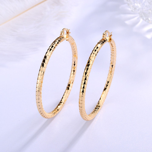 Wholesale Western Simple Large Hoop Earring| Circle Dimensional Stereoscopic Triangular Pattern Ear Piercing Fashion Jewelry Statement Lady Earring| 18k Gold Plated in Brass