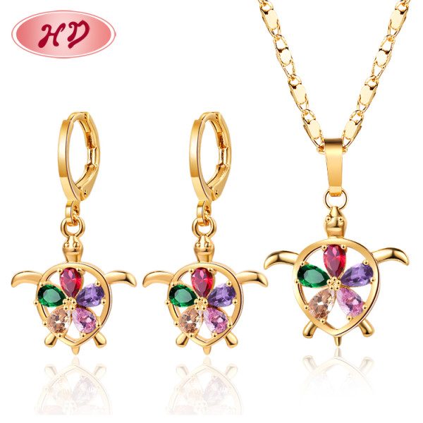 Usine de fabrication de bijoux en Chine | Parures de bijoux tendance en forme de tortue, boucles d'oreilles pendantes et collier en zircone cubique plaqué or 18 carats