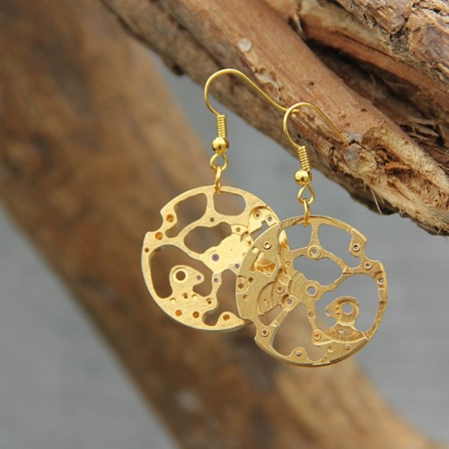 Haga una declaración de moda con aretes