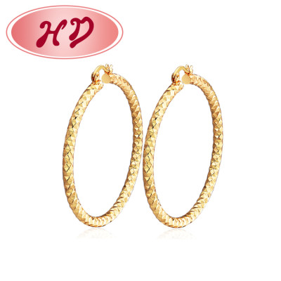 Pendientes de aro grandes de oro grueso llamativo Venta al por mayor| Pendientes de aro grandes Diseño simple para mujer Vender en Amazon| Circonita cúbica AAA chapada en oro de 18 quilates