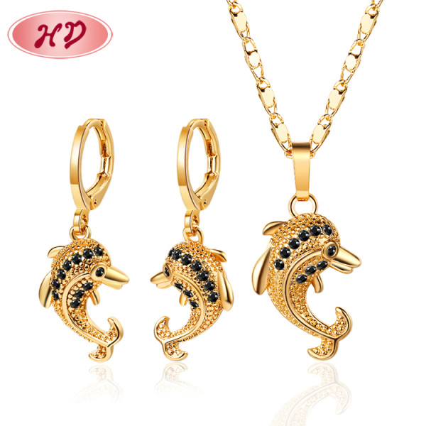 Bijoux pour femme sur mesure en gros | Ensembles boucles d'oreilles et collier tendance en forme de petit dauphin, fabriqués en Chine | Laiton plaqué or 18 carats et oxyde de zirconium