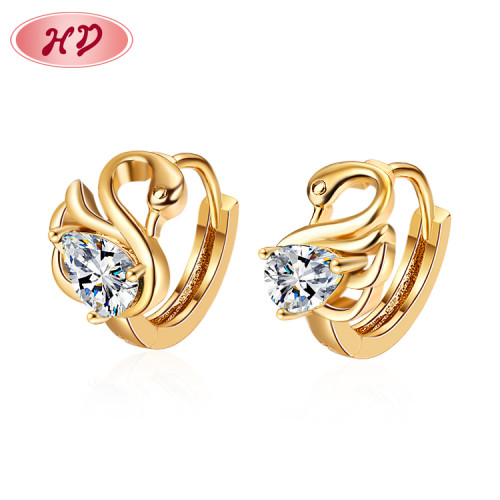 Joyería directa de fábrica | Iconic Swan Huggie Hoop Women Earrings|Distribuidor de joyas de cobre chapado en oro de 18 k