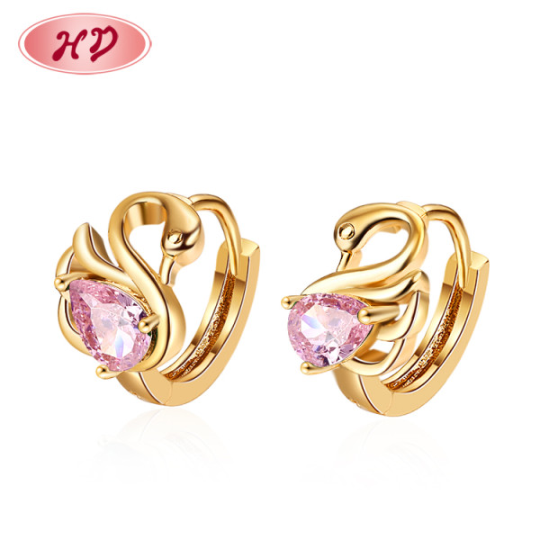 Bijoux vendus directement d'usine | Boucles d'oreilles créoles emblématiques Swan Huggie pour femme | Distributeur de bijoux en cuivre plaqué or 18 carats
