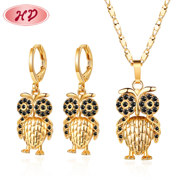 Ensemble collier et boucles d'oreilles hibou plaqué or 18 carats et zircone cubique de luxe, à offrir