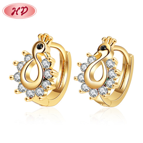 Venta al por mayor de pendientes dorados de 18k para mujeres Huggies Jewelry Zirconia cúbica en forma de pavo real