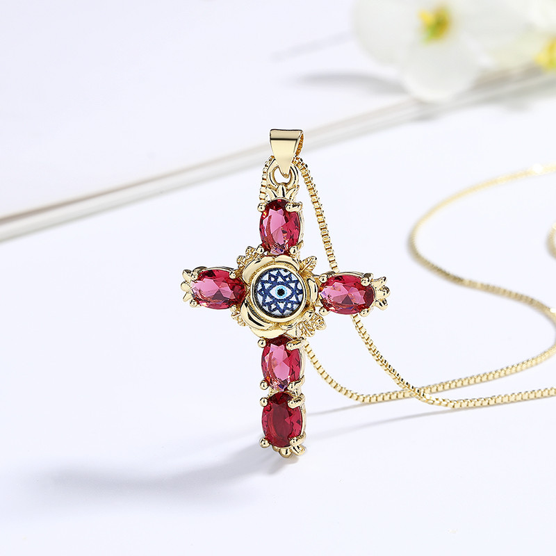 Collar de circonitas con cruz de ojo de diablo bañado en oro: un símbolo versátil de fe