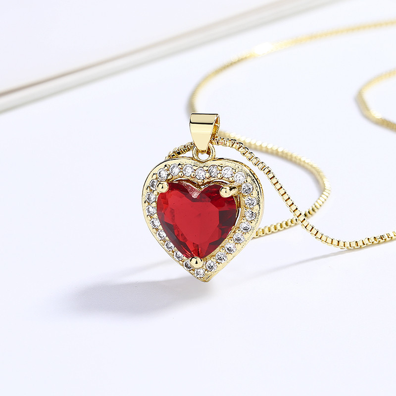 Glistening Elegance: Unveiling the 18k Gold-Plated Heart Necklace