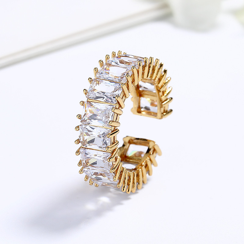 anillo de latón chapado en oro de 18 k con circón