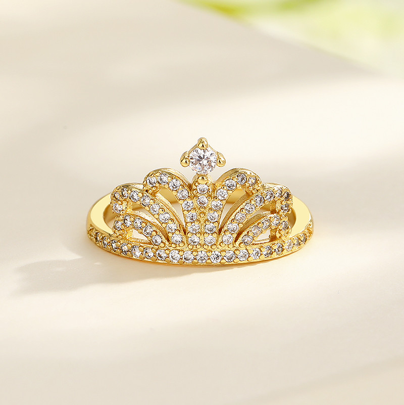 Presentación de la colección de anillos chapados en oro crown zircon