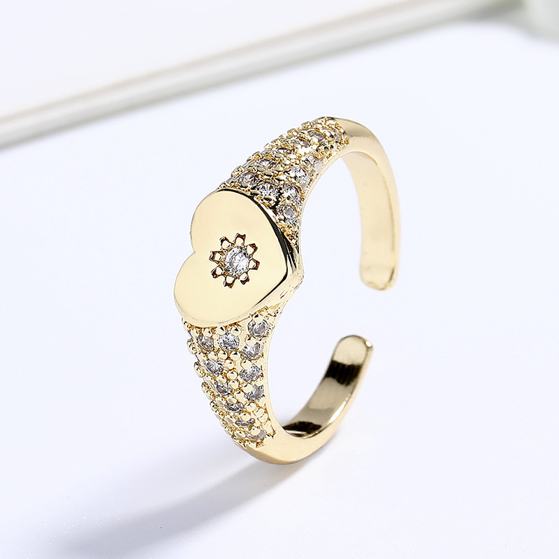 anillos chapados en oro con circonitas y flores en forma de corazón