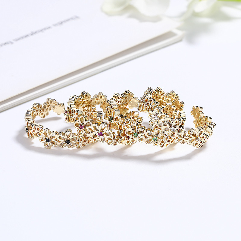 anillos chapados en oro con circonitas y flores huecas