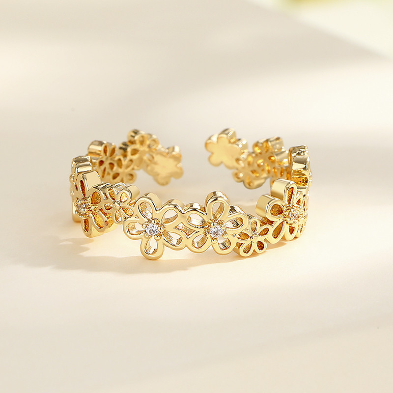 anillos chapados en oro con circonitas y flores huecas