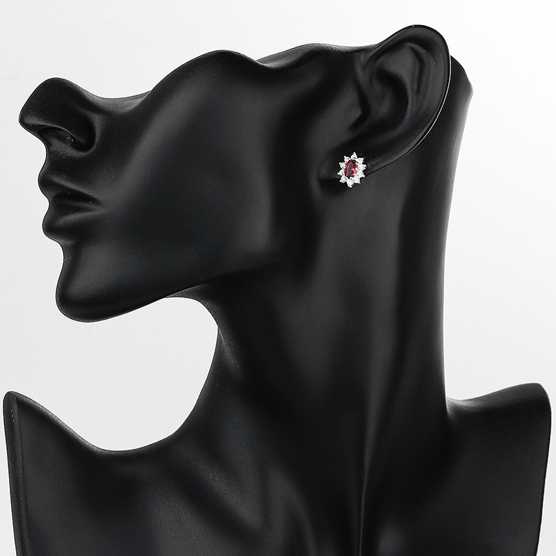 Elegante clavo de oreja de mujer con patrón de flores plateadas y Rojas