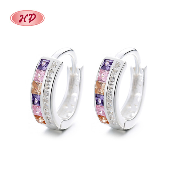 Pendientes Huggie elegantes de circonita cúbica de colores para damas en plata de ley 925.