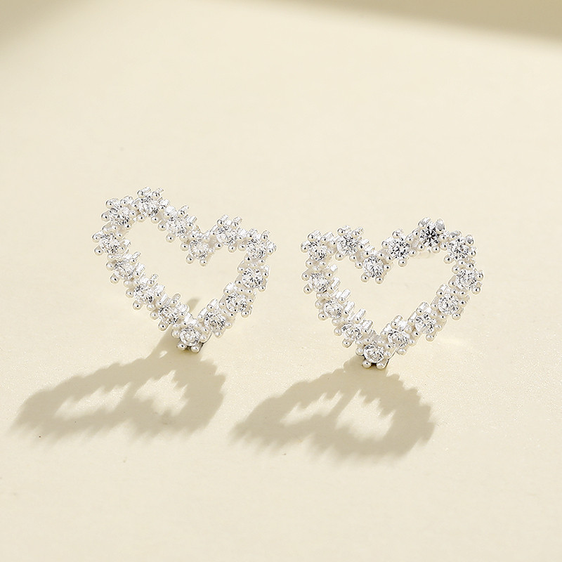 Descubre la elegancia: clavos en forma de corazón de plata esterlina