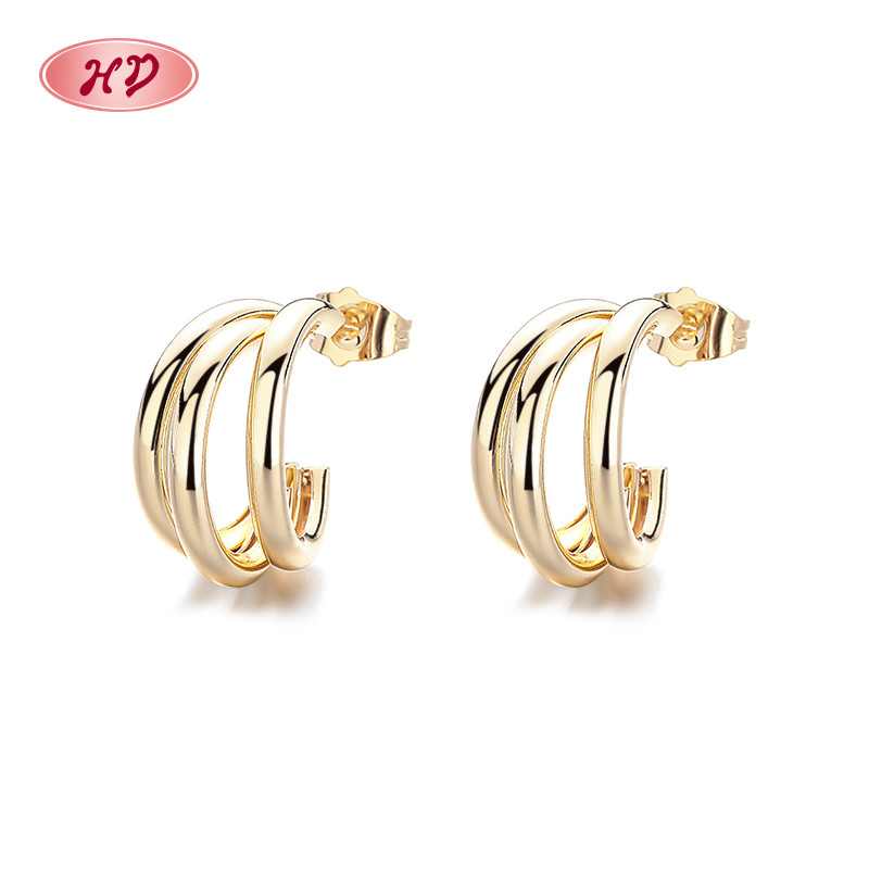 pendientes en forma de C doradas de 18k