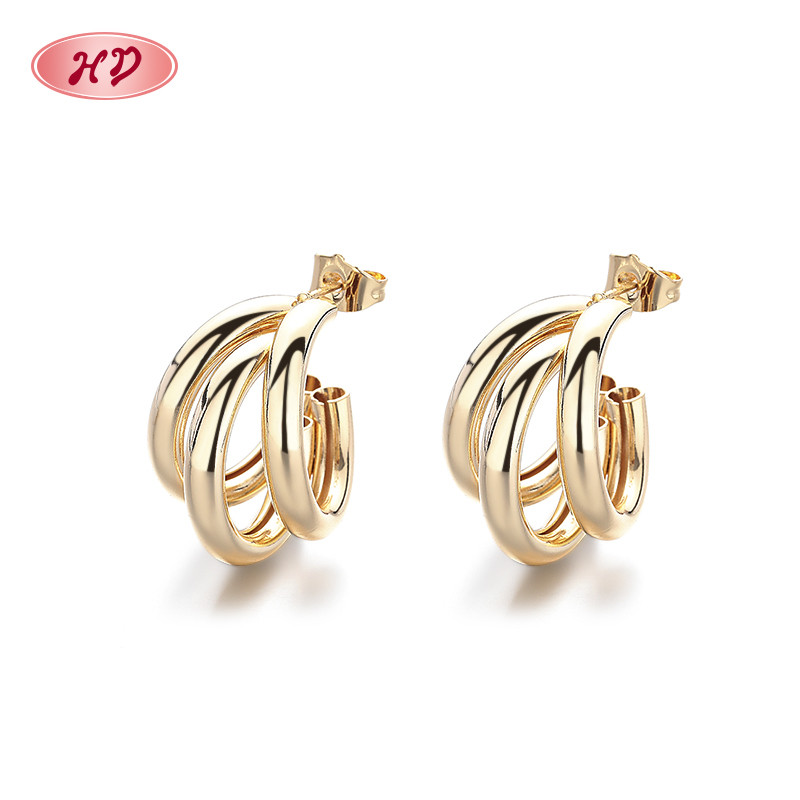 pendientes en forma de C doradas de 18k