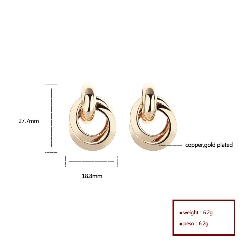 pendientes en forma de C doradas de 18k