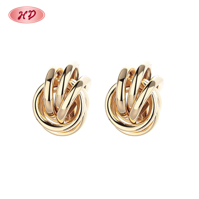 pendientes en forma de C doradas de 18k