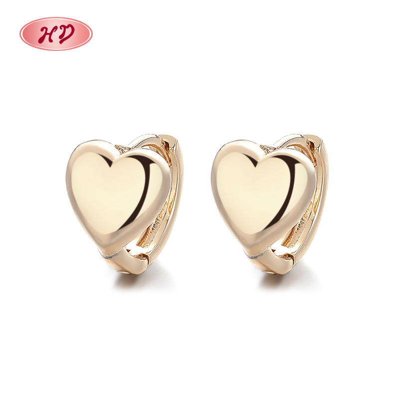 pendientes en forma de corazón dorados de 18k