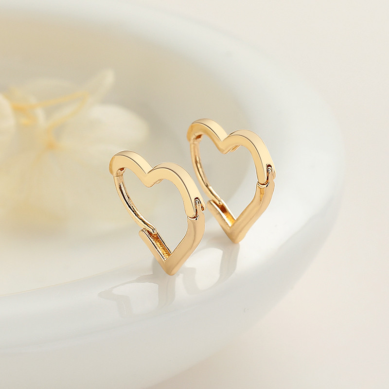 pendientes en forma de corazón dorados de 18k