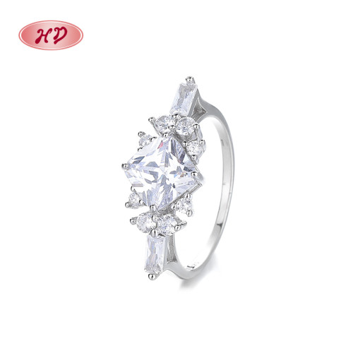 Anillo clásico de plata de ley 925 con circonita cúbica radiante para venta al por mayor, piezas elegantes, anillos de moda de plata de ley retorcida para mujeres