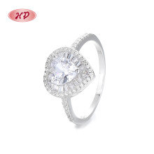 Precioso anillo de plata de ley 925 con circonitas cúbicas brillantes al por mayor