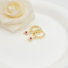 Aros Huggies religiosos con forma de llama de sol y circonita cúbica bañados en oro de 18k