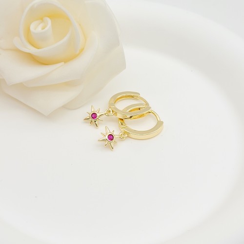 Aros Huggies religiosos con forma de llama de sol y circonita cúbica bañados en oro de 18k