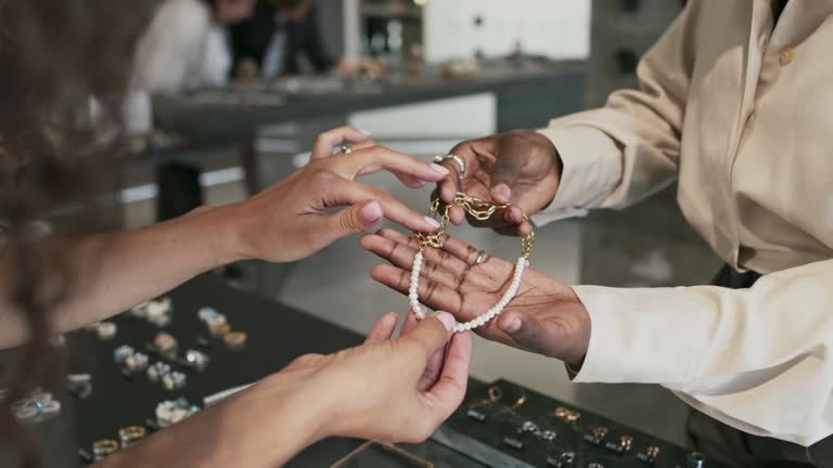 Cómo elegir joyas al por mayor para diferentes públicos objetivo (edad, estilo y presupuesto)