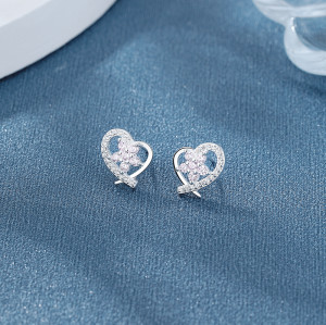 Venta al por mayor de pendientes de botón para mujer de plata de ley 925 con diseño de corazón y flor ahuecados en blanco y circonita